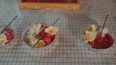 Canang Sari, Insence, Flowers, Gebongan Bali Endonezya Kültür Dini 'nde Hindu Bali Ayini' nin bir sembolü.