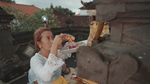 Rodzina Balijska Realizująca Rytualną Modlitwę Hinduską Codzienne Ofiary Świątyni Bali — Wideo stockowe