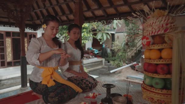 Famiglia Balinese Esecuzione Rituali Indù Preghiera Offerte Giornaliere Casa Tempio — Video Stock