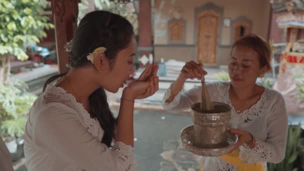 Balinéz Család Hindu Rituális Ima Napi Felajánlások Otthon Templom Bali — Stock videók