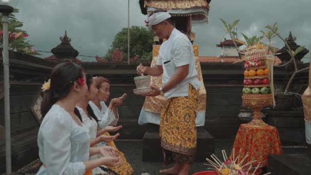 Famiglia Balinese Esecuzione Rituali Indù Preghiera Offerte Giornaliere Casa Tempio — Video Stock