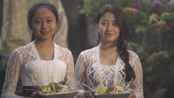 Dwie Piękne Balijki Dziewczyny Tradycyjnymi Strojami Uśmiechnięty Holding Canang Sari — Wideo stockowe