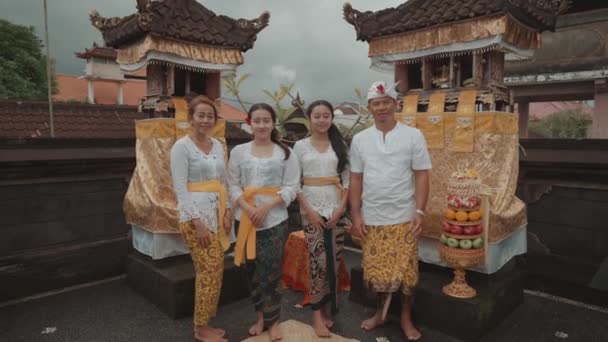 Портрет Красивой Балийской Семьи Использованием Традиционной Одежды Одежда Дома Храм — стоковое видео