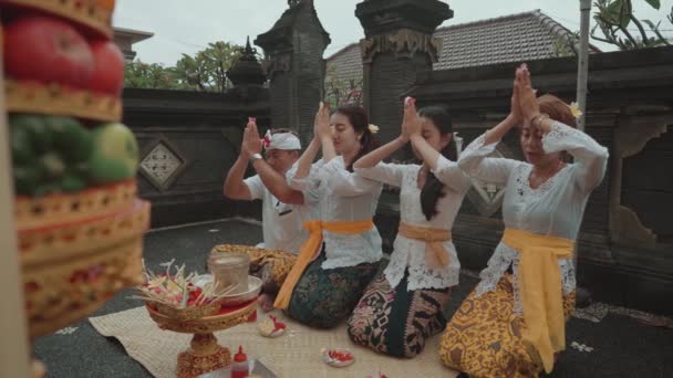 バリの家族がバリの家庭寺院で毎日の礼拝を行う インドネシア文化宗教 — ストック動画