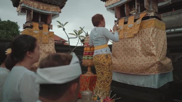 Família Balinesa Realizando Oração Ritual Hindu Ofertas Diárias Casa Templo — Vídeo de Stock