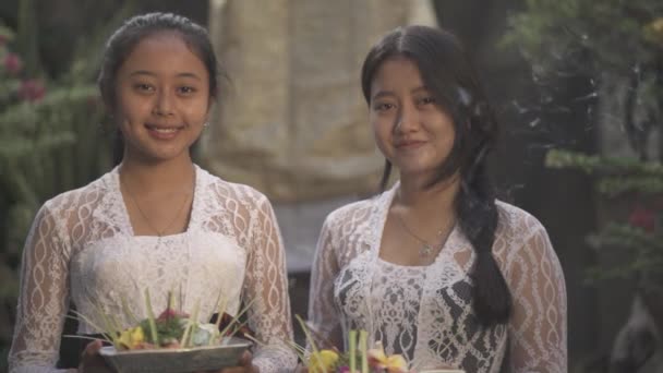 Duas Belas Mulheres Balinesas Meninas Com Roupas Tradicionais Sorrindo Segurando — Vídeo de Stock