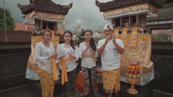 Портрет Красивой Балийской Семьи Использованием Традиционной Одежды Одежда Дома Храм — стоковое видео