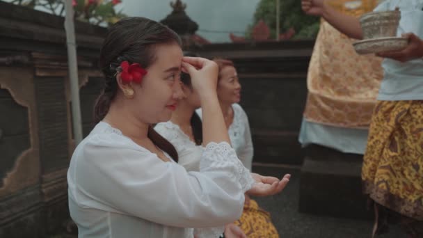 Famille Balinaise Exécution Prières Rituelles Hindoues Offrandes Quotidiennes Maison Temple — Video