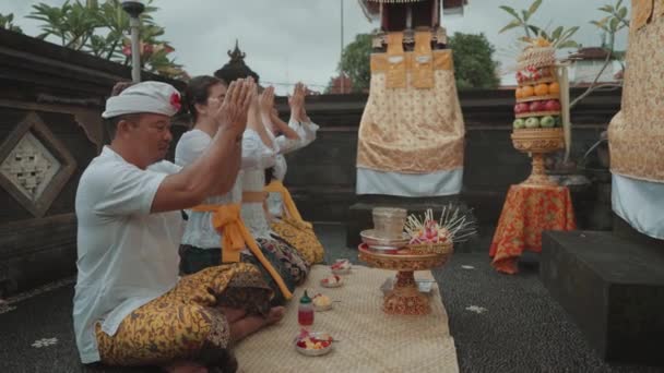 Balinesisk Familj Utföra Hinduiska Rituella Bön Dagliga Erbjudanden Hemma Tempel — Stockvideo