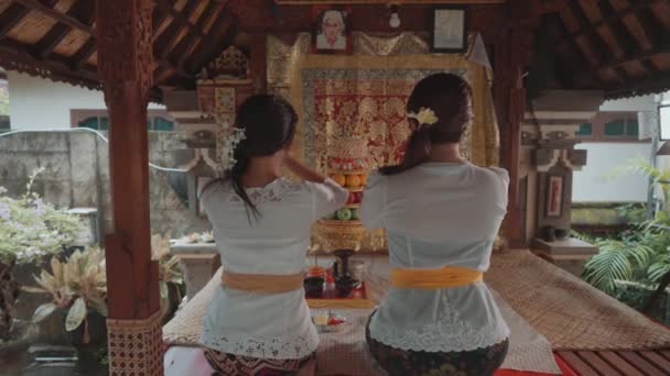 巴厘印度尼西亚文化宗教中的巴厘家庭每日在家庭圣殿举行印度教礼仪祈祷仪式 — 图库视频影像