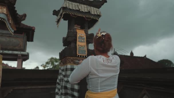 Familia Balinesa Realizando Oración Ritual Hindú Ofrendas Diarias Casa Templo — Vídeo de stock