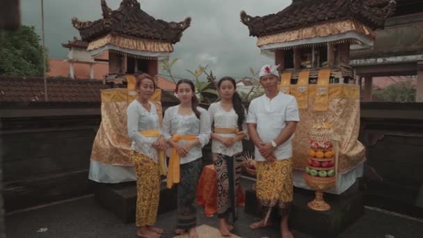 Retrato Bela Família Balinesa Usando Roupas Tradicionais Vestuário Casa Templo — Vídeo de Stock