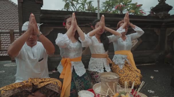 Balinéz Család Hindu Rituális Ima Napi Felajánlások Otthon Templom Bali — Stock videók