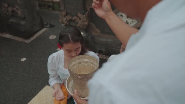 Балійська Сім Виконує Індуїстську Ритуальну Молитву Щоденні Приношення Домашньому Храмі — стокове відео