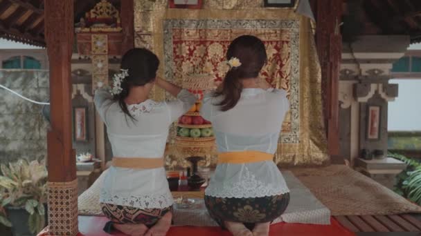 Balinese Family Performing Hindu Ritual Prayer Daily Offerings Home Temple — Stock Video