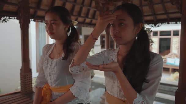 Rodzina Balijska Realizująca Rytualną Modlitwę Hinduską Codzienne Ofiary Świątyni Bali — Wideo stockowe