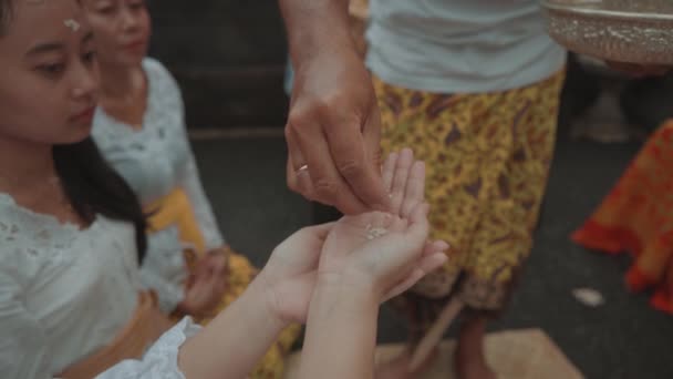 Балийская Семья Ежедневно Проводит Индуистские Ритуальные Молитвы Домашнем Храме Бали — стоковое видео