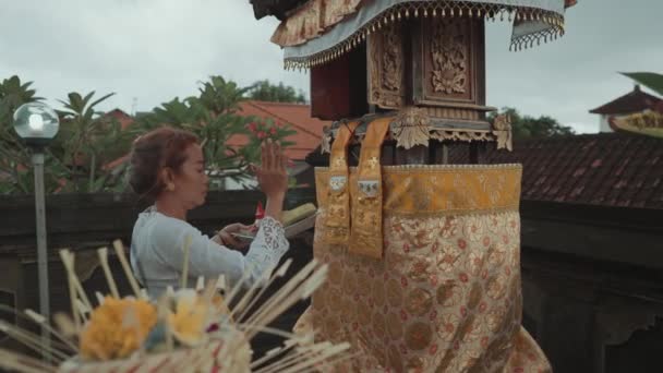 인도네시아 회관에서 힌두교 의식을 행하는 제물을 바친다 — 비디오