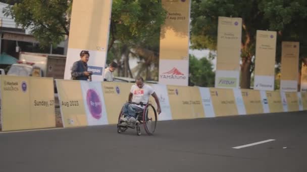インドネシア 2023年8月27日 車椅子に障害のある人々がジャニアのバリマラソンランに参加 — ストック動画