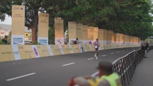 インドネシア 2023年8月27日 ジャニアでのバリマラソンランのファストランナー優勝者 — ストック動画