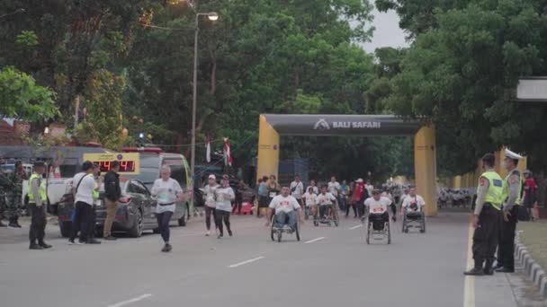 Bali Indonésia Agosto 2023 Pessoas Com Deficiência Cadeira Rodas Participam — Vídeo de Stock
