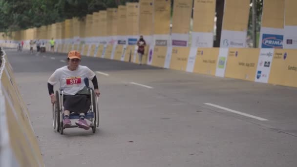 Bali Endonezya Ağustos 2023 Tekerlekli Sandalyede Engelliler Gianyar Bali Maratonu — Stok video