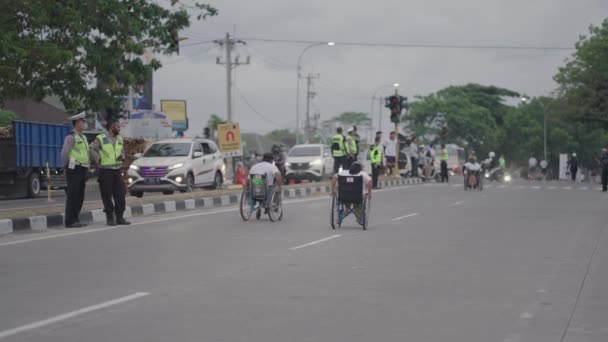 Bali Indonesia Agosto 2023 Las Personas Con Discapacidad Silla Ruedas — Vídeo de stock