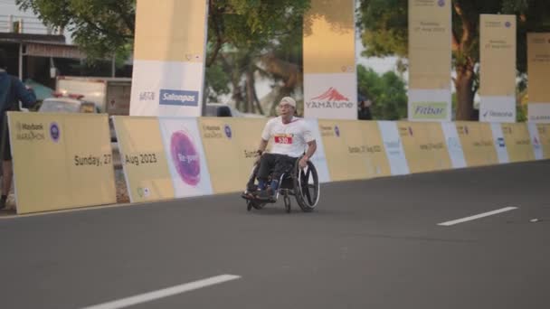 Bali Indonesia Agosto 2023 Las Personas Con Discapacidad Silla Ruedas — Vídeo de stock
