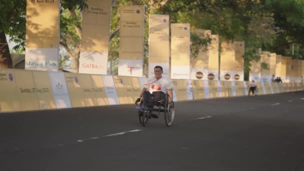 インドネシア 2023年8月27日 車椅子に障害のある人々がジャニアのバリマラソンランに参加 — ストック動画