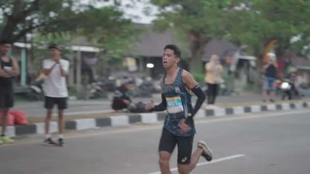 Bali Indonésia Agosto 2023 Corredor Rápido Vencedor Maratona Bali Corra — Vídeo de Stock