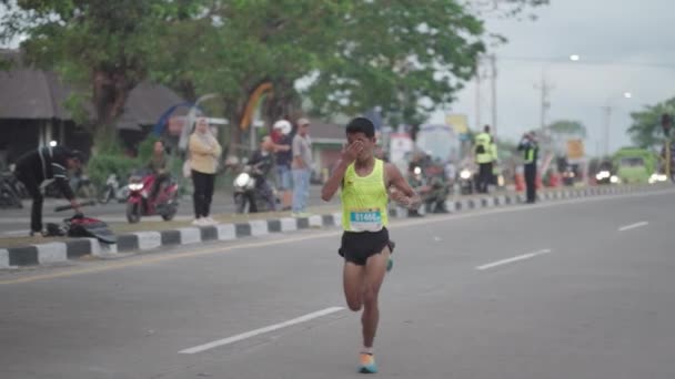 Bali Indonesien August 2023 Schnellläufer Gewinnt Bali Marathonlauf Gianyar — Stockvideo
