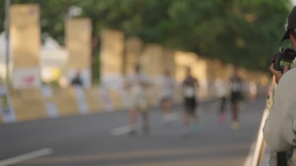 印度尼西亚巴厘 2023年8月27日 摄影师拍摄数千名跑步者参加巴厘岛马拉松赛的照片 — 图库视频影像