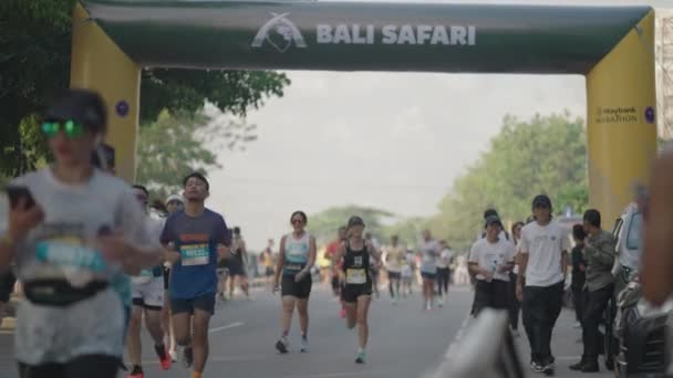 Bali Indonesien Augusti 2023 Tusentals Löpare Deltar Bali Marathon Run — Stockvideo