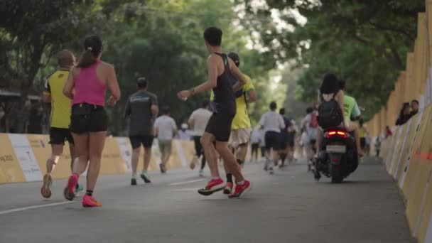 Bali Indonezja Sierpnia 2023 Tysiące Biegaczy Bierze Udział Maratonie Bali — Wideo stockowe