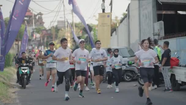 Bali Indonesia Agosto 2023 Miles Corredores Participan Maratón Bali Gianyar — Vídeo de stock