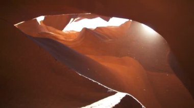 Antilop Arkaplan Kanyonu - Arizona Sayfasında Etkileyici Kaya oluşumları Labirent, Soyut Kum Taşı Duvarları ve Güneş Işığı Kirişleri