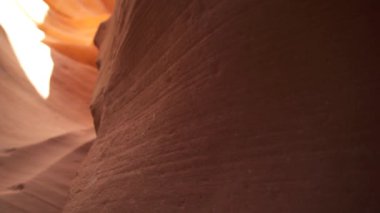 Antilop Arkaplan Kanyonu - Arizona Sayfasında Etkileyici Kaya oluşumları Labirent, Soyut Kum Taşı Duvarları ve Güneş Işığı Kirişleri