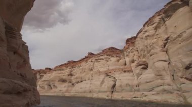 Powell Gölü Antilop Kanyonu Sahne Tekne Turu Dar Su Yolları, Renkli ve Arizona Sayfasında Heykel Jeolojisi