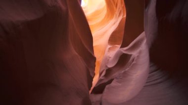 Antilop Arkaplan Kanyonu - Arizona Sayfasında Etkileyici Kaya oluşumları Labirent, Soyut Kum Taşı Duvarları ve Güneş Işığı Kirişleri