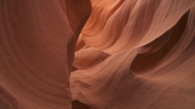 Antilop Arkaplan Kanyonu - Arizona Sayfasında Etkileyici Kaya oluşumları Labirent, Soyut Kum Taşı Duvarları ve Güneş Işığı Kirişleri