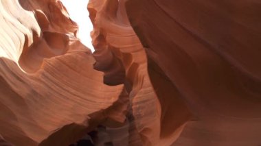 Antilop Arkaplan Kanyonu - Arizona Sayfasında Etkileyici Kaya oluşumları Labirent, Soyut Kum Taşı Duvarları ve Güneş Işığı Kirişleri