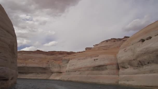 鲍威尔湖 安泰洛普峡谷风景船游览亚历桑那州的狭长地带 五彩斑斓 雕琢的岩石地质学 — 图库视频影像