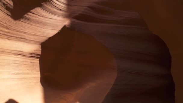 背景的羚羊峡谷 亚利桑那页令人印象深刻的岩石形成 创造迷宫 抽象模式的砂岩墙和太阳光束 — 图库视频影像