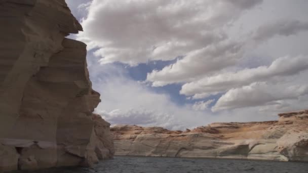 鲍威尔湖 安泰洛普峡谷风景船游览亚历桑那州的狭长地带 五彩斑斓 雕琢的岩石地质学 — 图库视频影像