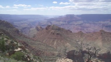 Arizona Büyük Kanyon Ulusal Parkı ve katmanlı kızıl kaya şeritleri milyonlarca yıllık jeolojik tarihi gözler önüne seriyor.