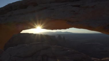 Mesa Kemeri Sunrise 'da, Ada Gökyüzünde. Kanyonlar Ulusal Parkı Utah 'ta Panoramik Bakışlı Büyük, Düz Topuklu Mesa