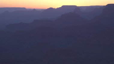 Arizona Büyük Kanyon Ulusal Parkı ve katmanlı kızıl kaya şeritleri milyonlarca yıllık jeolojik tarihi gözler önüne seriyor.