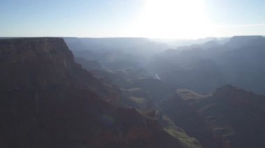 Arizona Büyük Kanyon Ulusal Parkı ve katmanlı kızıl kaya şeritleri milyonlarca yıllık jeolojik tarihi gözler önüne seriyor.
