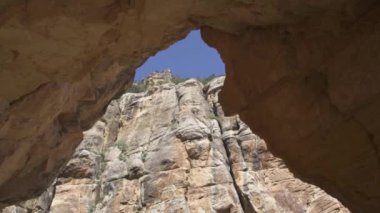 Arizona Büyük Kanyon Ulusal Parkı ve katmanlı kızıl kaya şeritleri milyonlarca yıllık jeolojik tarihi gözler önüne seriyor.