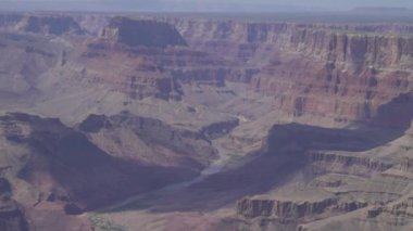 Arizona Büyük Kanyon Ulusal Parkı ve katmanlı kızıl kaya şeritleri milyonlarca yıllık jeolojik tarihi gözler önüne seriyor.